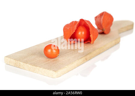Gruppe von drei ganzen frischen Orange physalis auf Holz Schneidebrett auf weißem Hintergrund Stockfoto
