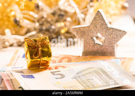 Goldene Geschenk mit Silver Stars und Banknoten Stockfoto