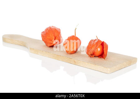 Gruppe von drei ganzen frischen Orange physalis auf Holz Schneidebrett auf weißem Hintergrund Stockfoto