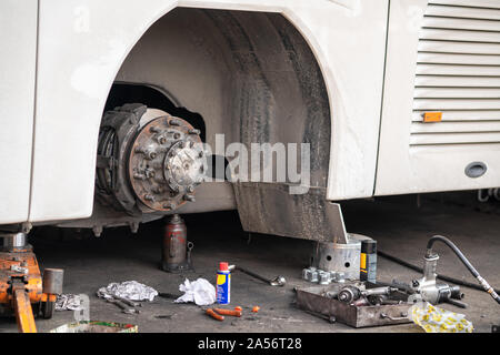 Bus wartet in der Garage für die Festsetzung der Wartung. Stockfoto