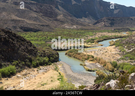 Blick auf den Rio Grande Fluss entlang Texas Rt. 170, die über Big Bend Ranch State Park, Texas läuft Stockfoto