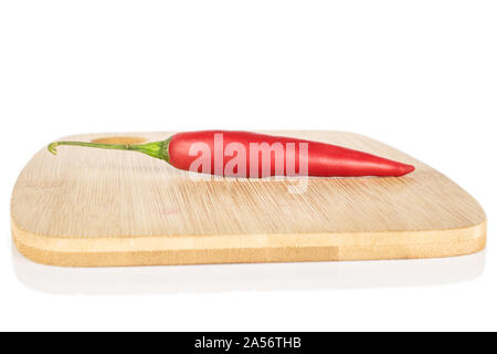 Eine ganze Hot red chili Cayenne auf Bambus Schneidbrett auf weißem Hintergrund Stockfoto