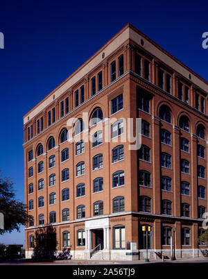 Ansicht des Texas School Book Depository in Dallas, Texas, von der laut Warren Kommission, Lee Harvey Oswald getötet Präsident John F. Kennedy 1961 Stockfoto