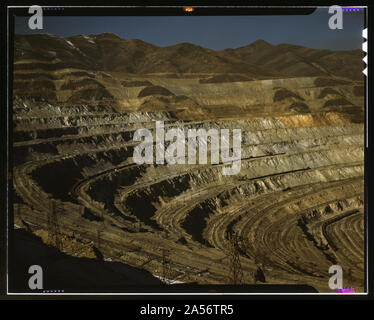 Blick auf die Tagebau-Utah Copper Company Minenarbeiten an Carr Gabelung, wie gesehen von der Eisenbahn, Bingham Canyon in Utah Stockfoto