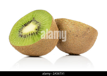 Gruppe von zwei Hälften von exotischen braunen Kiwi auf weißem Hintergrund Stockfoto