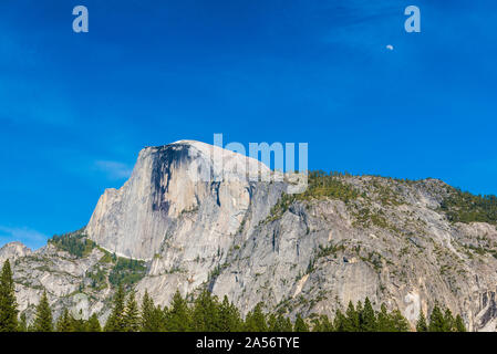 Half Dome mit Mond Stockfoto