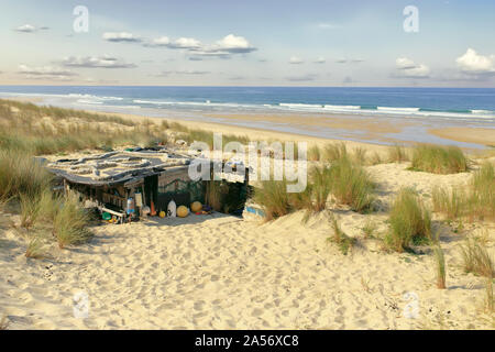 Gemütliche Holzhütte in den Dünen von einem wilden Atlantik Strand in Lacanau Ocean, Gironde, Frankreich Stockfoto