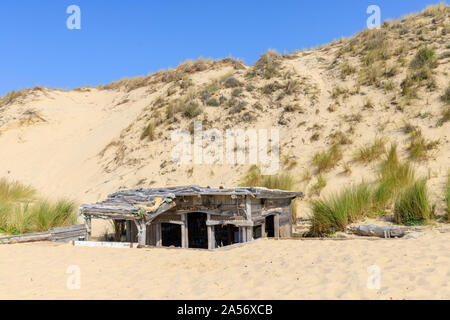 Gemütliche Holzhütte in den Dünen von einem wilden Atlantik Strand in Lacanau Ocean, Gironde, Frankreich Stockfoto