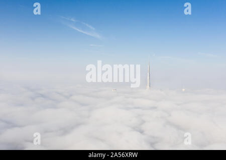 Das Stadtbild von Dubai Downtown Skyline auf einer extrem nebligen Tag, als die meisten der weltweit höchsten Wolkenkratzer von Nebel bedeckt sind. Dubai, Vereinigte Arabische Emirate Stockfoto