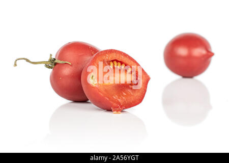 Gruppe von zwei ganze Hälfte der frischen Tomate de Barao auf weißem Hintergrund Stockfoto