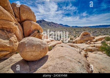 Große Felsbrocken entlang Wanderweg im Joshua Tree National Park. Stockfoto