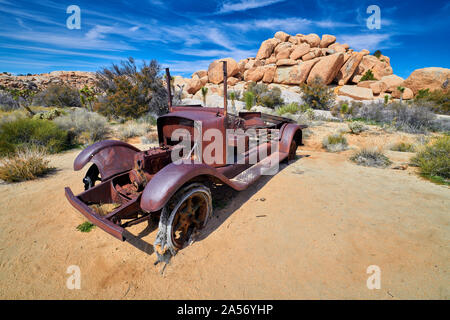 Alten, verlassenen Auto an der Wall Street Mühle im Joshua Tree National Park. Stockfoto