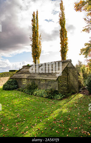 Struktur für schattenliebende Pflanzen in einem englischen Landgarten Stockfoto