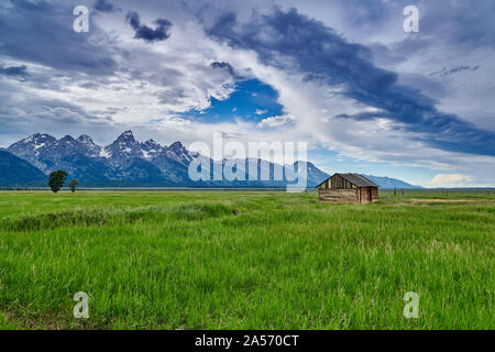 Getreidespeicher mit dem Grand Teton Mountains im Grand Teton National Park. Stockfoto