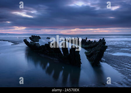 Der Schiffbruch der SS Nornen, einem norwegischen Bark, am Strand von Berrow, Somerset. Die SS Nornen strandete bei einem Sturm im März 1897. Stockfoto