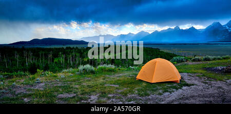 Zelt auf einem Grat mit nahenden Stom. Stockfoto