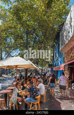 Santiago, Bellavista. Cafés und Bars auf Pio Nono Street, Barrio Bellavista, Santiago, Chile, Südamerika Stockfoto