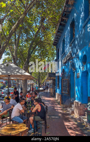 Santiago, Bellavista. Cafés und Bars auf Pio Nono Street, Barrio Bellavista, Santiago, Chile, Südamerika Stockfoto