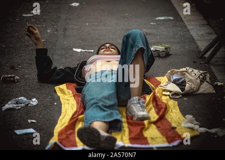 Barcelona, Spanien. 18. Okt 2019. Barcelona, Spanien. ,. Eine markante katalanischen Unabhängigkeit Aktivist liegt an der Straße vor dem Hauptquartier der Spanischen Nationalen Polizei in Barcelona Urteil des Obersten Gerichts gegen 9 von 12 Katalanische Führer für Aufruhr, Missbrauch von öffentlichen Geldern und desobedience, die im Zusammenhang mit einer verbotenen Referendum über die sezession und eine Unabhängigkeit, die Abstimmung in der katalanischen Parlament im Oktober 2017 vor der Regierungsdelegation in Barcelona zu protestieren. Credit: Matthias Oesterle/Alamy leben Nachrichten Stockfoto