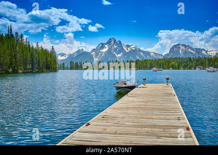 Motoboat Dock auf Jackson Lake in Coulter Bay. Stockfoto