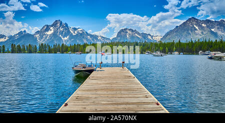 Motoboat Dock auf Jackson Lake in Coulter Bay. Stockfoto