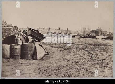 Blick auf die Docks am Rocketts, Richmond, Va., April 1865 Abstract: Foto zeigt Fässer und Schlauchbooten auf dem Dock auf der Rockett Landung. Stockfoto