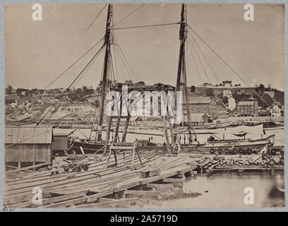 Blick auf das Dock auf der südlichen Seite des James River gegenüber Rocketts, Richmond, Va., April 1865 Abstract: Foto zeigt ein Schiff am Dock, und Gebäude über dem Fluß an der Rockett Landung. Stockfoto