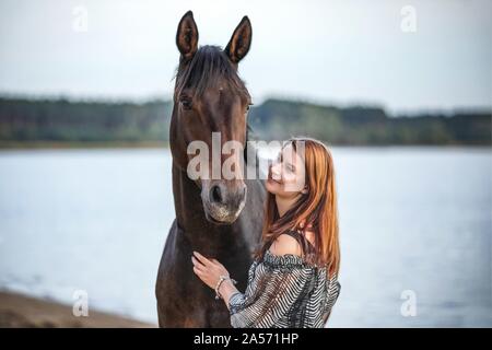 Frau und Warmblut Stockfoto