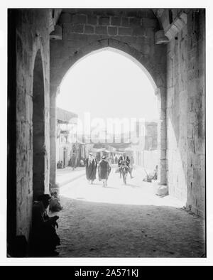 Blick durch die gewölbten Straße von Damaskus Tor in der Altstadt Stockfoto