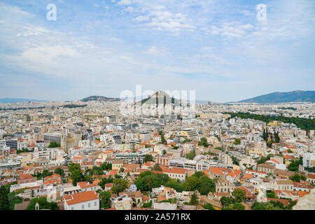 Stadt Athen ausbreiten unten mit Sehenswürdigkeiten Mount Lycabettus in der Bildmitte, Griechenland. Stockfoto