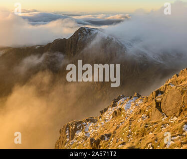 Der Höhepunkt der Craig Cau, Teil der Cadair Idris in Snowdonia, Schwellen von Hill Nebel im Morgengrauen. Stockfoto