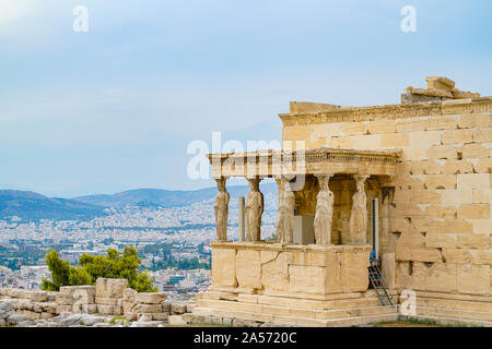 Dekorative Statuen Teil des Tempels von Erechtheion auf der Akropolis mit Blick auf die Stadt Athen, Griechenland. Stockfoto