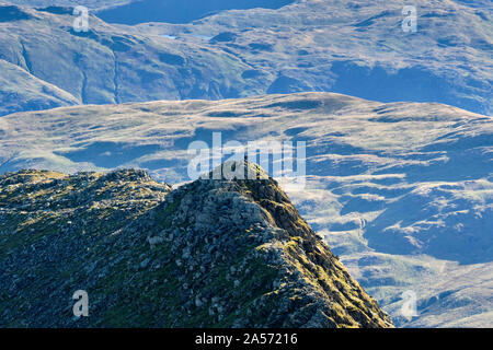 Wanderer auf Hohe Spionage Wie, schreitenden Kante, unter Helvellyn, Lake District, Cumbria Stockfoto