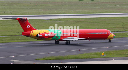 Düsseldorf, Deutschland - 26. MAI 2019: Danish Air Transport McDonnell Douglas MD-83 (CN 49936) Taxi im Flughafen Düsseldorf. Stockfoto