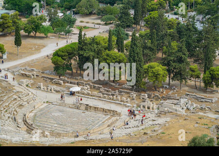 Athen Griechenland 16. Juli2019; Touristen wandern rund um Theater von dionysis Ruinen und Ausgrabungen ältesten Theater in Griechenland. Stockfoto