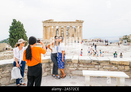 Athen Griechenland 16. Juli2019; Touristen fotografieren vor der Parthenon auf der Akropolis Stockfoto