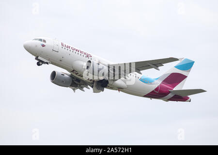 Düsseldorf, Deutschland - 26. MAI 2019: Eurowings Airbus A 319-112 (CN 3700) weg vom Flughafen Düsseldorf. Stockfoto
