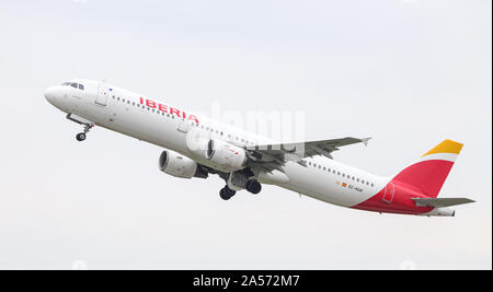 Düsseldorf, Deutschland - 26. MAI 2019: Iberia Airbus A 321-212 (CN 1021) zieht aus der Flughafen Düsseldorf. Stockfoto