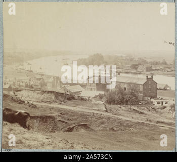 Blick auf Rocketts und Südseite des James River von Libby Hill Abstract: Foto zeigt Blick auf die Gebäude an der Wharf an Rocketts Landung auf der Südseite des James River in Richmond, Virginia. Stockfoto