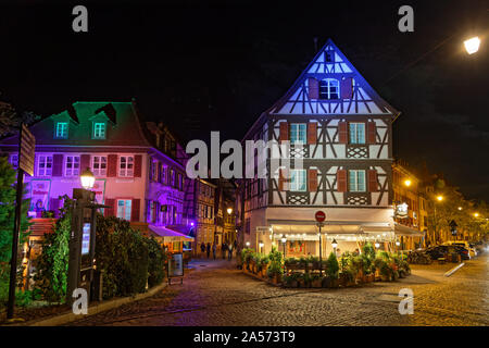 COLMAR, Frankreich, 12. Oktober 2019: Klein Venedig von Colmar in der Nacht. Little Venice ist ein Bereich, der gut erhaltene Altstadt durchzogen von Kanälen des Rive Stockfoto