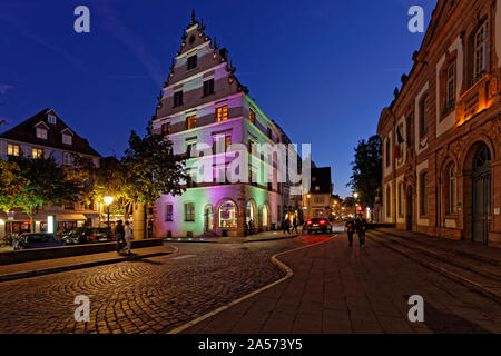 COLMAR, Frankreich, 11. Oktober 2019: alten typischen Straßen von Colmar in der Nacht. Die Stadt ist bekannt für seine gut erhaltene Altstadt und die zahlreichen Archi renommierte Stockfoto