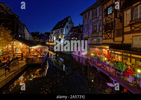 COLMAR, Frankreich, 11. Oktober, 2019: das kleine Venedig von Colmar in der Nacht. Little Venice ist ein Bereich, der gut erhaltene Altstadt durchzogen von Kanälen des Rive Stockfoto