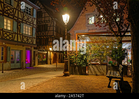 COLMAR, Frankreich, 11. Oktober 2019: alten typischen Straßen von Colmar in der Nacht. Die Stadt ist bekannt für seine gut erhaltene Altstadt und die zahlreichen Archi renommierte Stockfoto