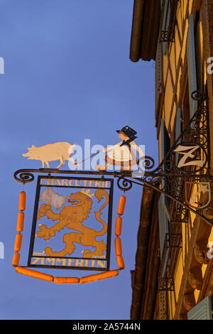 COLMAR, Frankreich, 12. Oktober 2019: Zeichen für eine Wurst, Würstchen umgeben. Hauptstadt des Elsass, Colmar Wunder an den Jahrhunderte alten tra Stockfoto