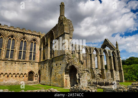 Die Klosterkirche St. Maria und St. Cuthbert zu den Ruinen von Bolton Priory Kloster in Boton Abtei Wharfedale North Yorkshire England verbunden Stockfoto