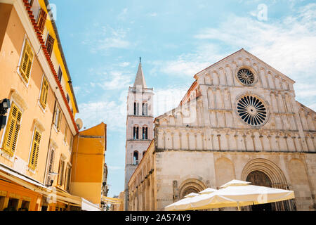 Die Heilige Anastasia die Kathedrale und der Glockenturm in Trogir, Kroatien Stockfoto