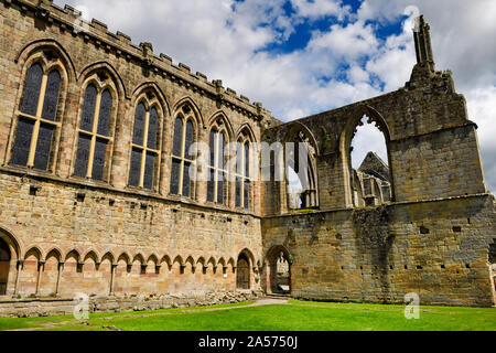 Die Klosterkirche St. Maria und St. Cuthbert zu den Ruinen von Bolton Priory Augustinerkloster in Boton Abtei Wharfedale England verbunden Stockfoto