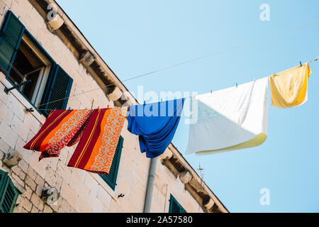 Gewaschene Wäsche hängen am Seil in der Altstadt von Split, Kroatien Stockfoto
