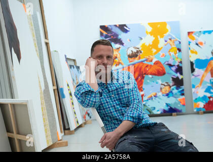 Berlin, Deutschland. 17 Okt, 2019. Der Maler und Künstler Norbert Bisky informiert die Presse über seine doppelte Ausstellung zum Jahrestag des Falls der Berliner Mauer. Credit: Paul Zinken/dpa/Alamy leben Nachrichten Stockfoto