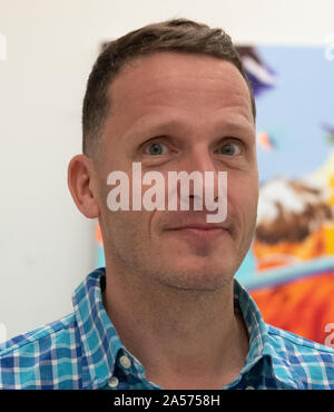 Berlin, Deutschland. 17 Okt, 2019. Der Maler und Künstler Norbert Bisky informiert die Presse über seine doppelte Ausstellung zum Jahrestag des Falls der Berliner Mauer. Credit: Paul Zinken/dpa/Alamy leben Nachrichten Stockfoto